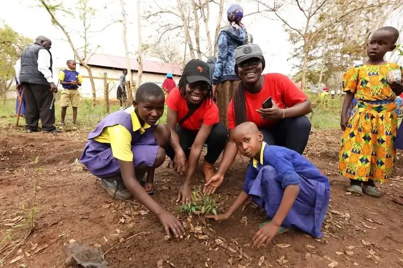 AAK volunteers and pupils planting seedlings at Iiani School, Nzambani